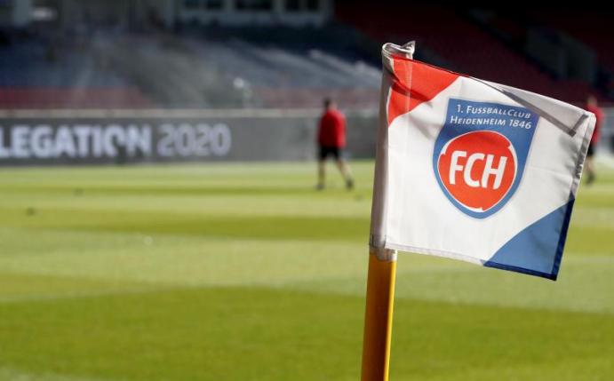 Auf der Eckfahne ist das Vereinslogo vom 1. FC Heidenheim zu sehen. Foto: Tom Weller/dpa