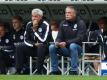 Bielefelds Co-Trainer Peter Nemeth (1. Reihe, l-r) und Chef-Trainer Uwe Neuhaus sitzen am Spielfeldrand. Foto: Friso Gentsch/dpa