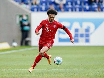 Bayern Münchens Leroy Sane führt im Sprint den Ball eng am Fuß. Foto: Uwe Anspach/dpa Bayern Münchens Leroy Sane führt im Sprint den Ball eng am Fuß. Foto: Uwe Anspach/dpa