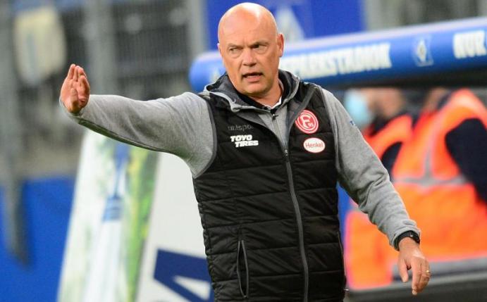 Düsseldorfs Trainer Uwe Rösler gibt Anweisungen. Foto: Daniel Bockwoldt/dpa