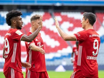 Bayerns Kingsley Coman (l-r), Joshua Kimmich und Torschütze Robert Lewandowski jubeln über den Treffer zum 2:0. Foto: Matthias Balk/dpa Bayerns Kingsley Coman (l-r), Joshua Kimmich und Torschütze Robert Lewandowski jubeln über den Treffer zum 2:0. Foto: Matthias Balk/dpa