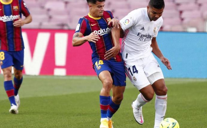 Real Madrids Casemiro (r) und FC Barcelonas Philippe Coutinho (l) beim Kampf um den Ball mit. Foto: Joan Monfort/AP/dpa