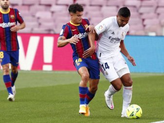 Real Madrids Casemiro (r) und FC Barcelonas Philippe Coutinho (l) beim Kampf um den Ball mit. Foto: Joan Monfort/AP/dpa Real Madrids Casemiro (r) und FC Barcelonas Philippe Coutinho (l) beim Kampf um den Ball mit. Foto: Joan Monfort/AP/dpa