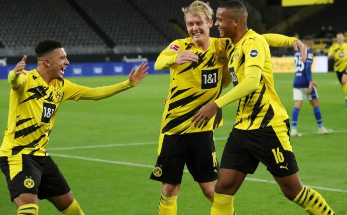 Borussia Dortmund schlägt Schalke im Revierderby