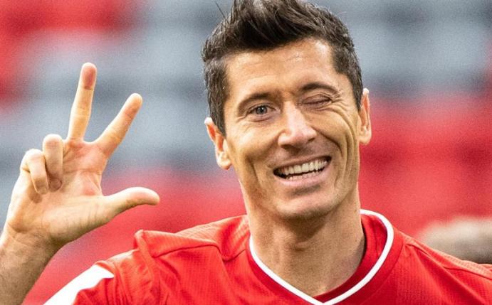 Bayerns Robert Lewandowski jubelt über seinen Treffer zum 3:0 - seinem dritten Treffer. Foto: Matthias Balk/dpa