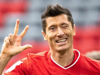 Bayerns Robert Lewandowski jubelt über seinen Treffer zum 3:0 - seinem dritten Treffer. Foto: Matthias Balk/dpa