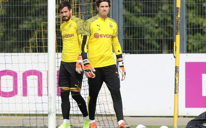 Dortmunds Torhüter Roman Bürki (l.) und Marwin Hitz