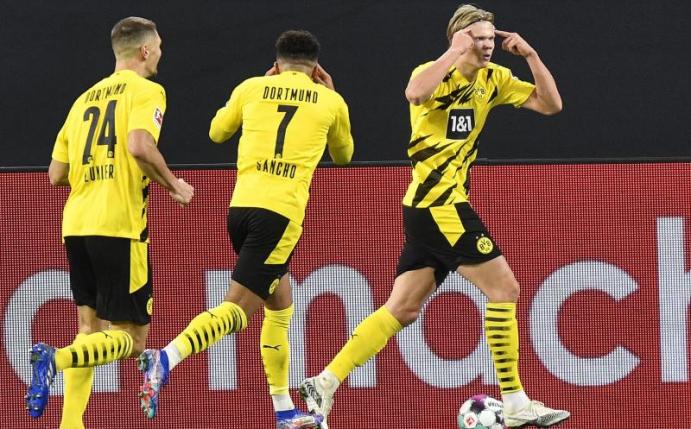 Auf den Spuren von Uwe Seeler: BVB-Torjäger Erling Haaland (r). Foto: Martin Meissner/AP-Pool/dpa