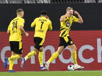 Auf den Spuren von Uwe Seeler: BVB-Torjäger Erling Haaland (r). Foto: Martin Meissner/AP-Pool/dpa Auf den Spuren von Uwe Seeler: BVB-Torjäger Erling Haaland (r). Foto: Martin Meissner/AP-Pool/dpa