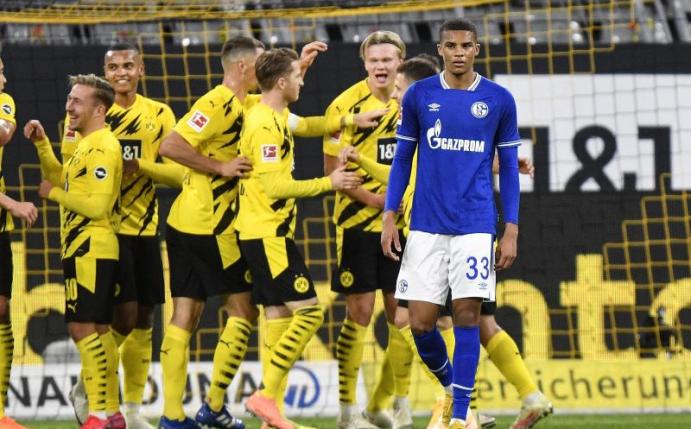 Jubel beim BVB, Frust bei Schalke nach dem Revierderby in Dortmund. Foto: Martin Meissner/AP-Pool/dpa