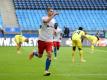 Torjäger Simon Terodde steht mit dem HSV weiter auf Platz eins der 2. Liga. Foto: Daniel Bockwoldt/dpa