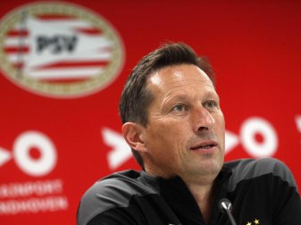 Roger Schmidt, Trainer des niederländischen Erstligisten PSV Eindhoven, spricht bei einer Pressekonferenz. Foto: Jeroen Putmans/ANP/dpa Roger Schmidt, Trainer des niederländischen Erstligisten PSV Eindhoven, spricht bei einer Pressekonferenz. Foto: Jeroen Putmans/ANP/dpa
