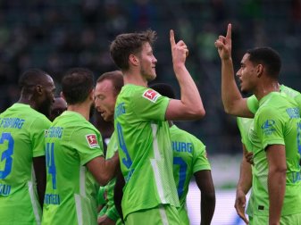 Wolfsburgs Wout Weghorst (M) bejubelt sein Tor zum 1:0 gegen Arminia Bielefeld mit Mannschaftskamerad Maxence Lacroix (r). Foto: Peter Steffen/dpa Wolfsburgs Wout Weghorst (M) bejubelt sein Tor zum 1:0 gegen Arminia Bielefeld mit Mannschaftskamerad Maxence Lacroix (r). Foto: Peter Steffen/dpa