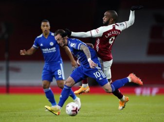 Leicesters James Maddison(l) behauptet sich im Zeikampf mit Arsenals Alexandre Lacazette. Foto: Will Oliver/PA Wire/dpa Leicesters James Maddison(l) behauptet sich im Zeikampf mit Arsenals Alexandre Lacazette. Foto: Will Oliver/PA Wire/dpa
