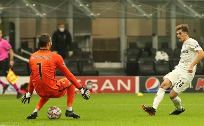 Mönchengladbachs Jonas Hofmann (r) tunnelt Inters Torwart Handanovic und erzielt das 2:1. Borussia Mönchengladbach trifft im nächsten Gruppenspiel auf Real Madrid. Foto: Cezaro de Luca/dpa