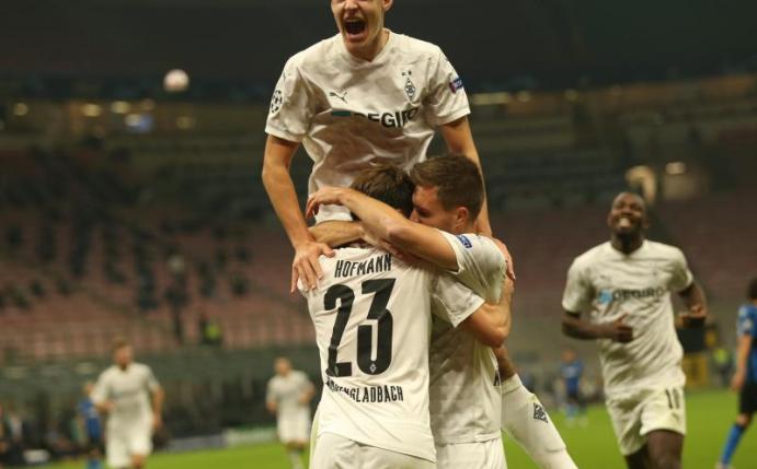 Für Florian Neuhaus (o) erfüllt sich in der Champions League ein Kindheitstraum. Foto: Cezaro de Luca/dpa