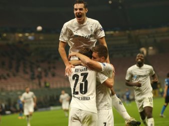 Für Florian Neuhaus (o) erfüllt sich in der Champions League ein Kindheitstraum. Foto: Cezaro de Luca/dpa Für Florian Neuhaus (o) erfüllt sich in der Champions League ein Kindheitstraum. Foto: Cezaro de Luca/dpa