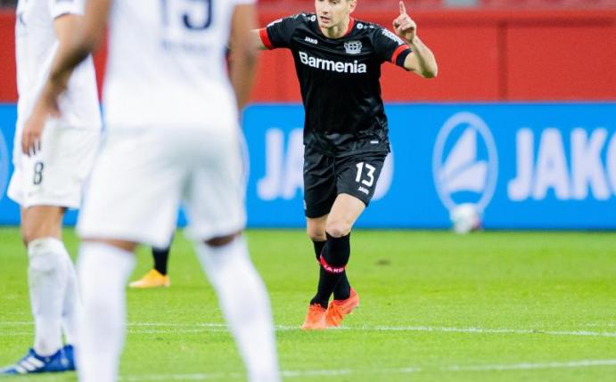 Lucas Alario war mit zwei Toren Leverkusens Matchwinner beim Sieg gegen Augsburg. Foto: Rolf Vennenbernd/dpa-Pool/dpa