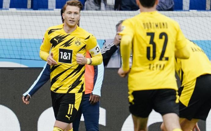Marco Reus (l) ist Spielführer bei Borussia Dortmund. Foto: Uwe Anspach/dpa