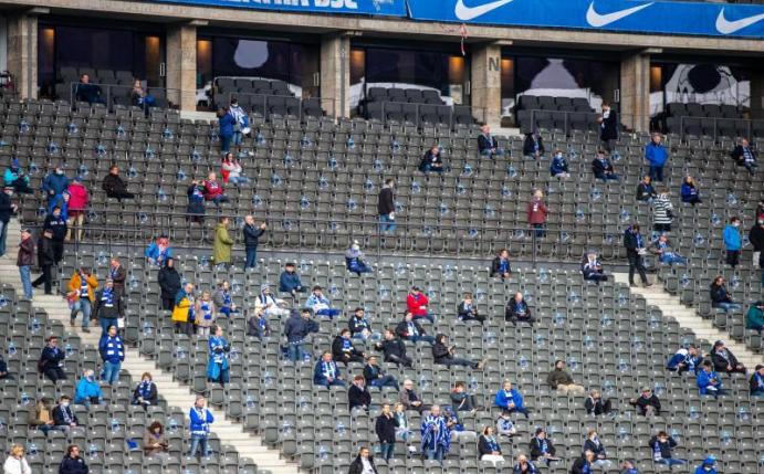 Hertha BSC wird möglicherweise mit weniger Zuschauern planen müssen. Foto: Andreas Gora/dpa