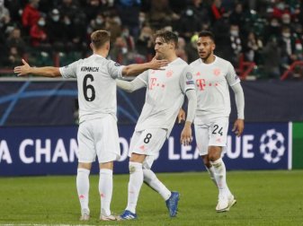 Joshua Kimmich (l)sorgte für den knappen Bayern-Sieg in Moskau. Foto: Maxim Shipenkov/Pool EPA/dpa Joshua Kimmich (l)sorgte für den knappen Bayern-Sieg in Moskau. Foto: Maxim Shipenkov/Pool EPA/dpa