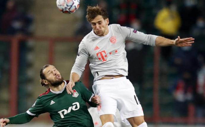 Leon Goretzka (r) köpfte Bayern früh in Moskau in Führung. Foto: Maxim Shemetov/Reuters Pool/dpa