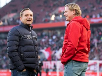Sportchef Horst Heldt (l) vertraut Trainer Markus Gisdol. Foto: Marius Becker/dpa Sportchef Horst Heldt (l) vertraut Trainer Markus Gisdol. Foto: Marius Becker/dpa