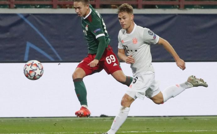 Zur Pause wechselte Kimmich in das richtige Trikot