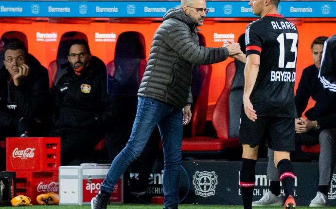 Leverkusens Trainer Peter Bosz (l) hat in Lucas Alario derzeit nur einen Mittelstürmer. Foto: Rolf Vennenbernd/dpa-Pool/dpa