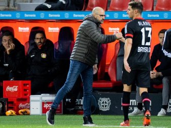 Leverkusens Trainer Peter Bosz (l) hat in Lucas Alario derzeit nur einen Mittelstürmer. Foto: Rolf Vennenbernd/dpa-Pool/dpa Leverkusens Trainer Peter Bosz (l) hat in Lucas Alario derzeit nur einen Mittelstürmer. Foto: Rolf Vennenbernd/dpa-Pool/dpa