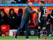 Leverkusens Trainer Peter Bosz (l) hat in Lucas Alario derzeit nur einen Mittelstürmer. Foto: Rolf Vennenbernd/dpa-Pool/dpa