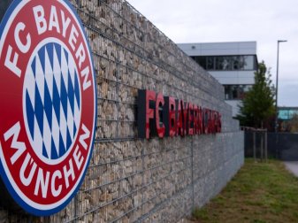 Ein nach Rassismusvorwürfen beim FC Bayern nicht mehr beschäftigter Nachwuchstrainer hat seine Klage gegen den Verein zurückgenommen. Foto: Sven Hoppe/dpa Ein nach Rassismusvorwürfen beim FC Bayern nicht mehr beschäftigter Nachwuchstrainer hat seine Klage gegen den Verein zurückgenommen. Foto: Sven Hoppe/dpa