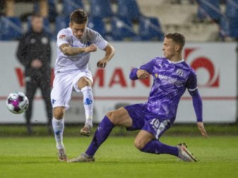 Darmstadts Marvin Mehlem (l) und Osnabrücks Niklas Schmidt teilten sich im Nachholspiel die Punkte. Foto: David Inderlied/dpa Darmstadts Marvin Mehlem (l) und Osnabrücks Niklas Schmidt teilten sich im Nachholspiel die Punkte. Foto: David Inderlied/dpa
