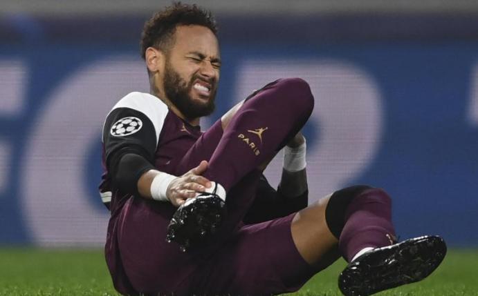 Neymar (M.) verletzte sich in Istanbul. Foto: Ozan Kose/POOL AFP/dpa