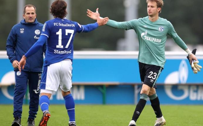 Der FC Schalke 04 um Torwart Frederik Rönnow, Benjamin Stambouli und Trainer Manuel Baum (r-l) möchte endlich drei Punkte. Foto: Guido Kirchner/dpa