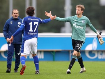 Der FC Schalke 04 um Torwart Frederik Rönnow, Benjamin Stambouli und Trainer Manuel Baum (r-l) möchte endlich drei Punkte. Foto: Guido Kirchner/dpa Der FC Schalke 04 um Torwart Frederik Rönnow, Benjamin Stambouli und Trainer Manuel Baum (r-l) möchte endlich drei Punkte. Foto: Guido Kirchner/dpa