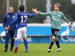 Der FC Schalke 04 um Torwart Frederik Rönnow, Benjamin Stambouli und Trainer Manuel Baum (r-l) möchte endlich drei Punkte. Foto: Guido Kirchner/dpa