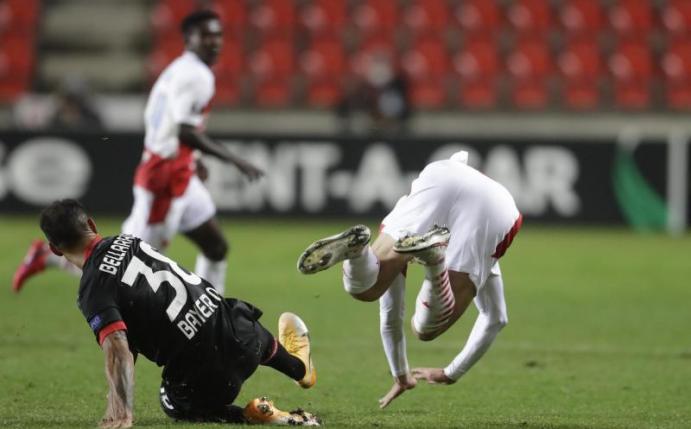 Leverkusens Karim Bellarabi (l) foult Slavias Lukas Provod und kassiert im Anschluss die Rote Karte. Foto: Petr David Josek/AP/dpa