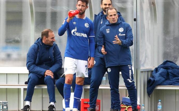 Schalke-Trainer Manuel Baum setzt auf Stürmer Mark Uth. Foto: Guido Kirchner/dpa