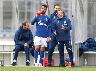 Schalke-Trainer Manuel Baum setzt auf Stürmer Mark Uth. Foto: Guido Kirchner/dpa Schalke-Trainer Manuel Baum setzt auf Stürmer Mark Uth. Foto: Guido Kirchner/dpa