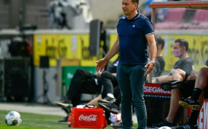 Horst Heldt setzt auf Ausdauer im Abstiegskampf