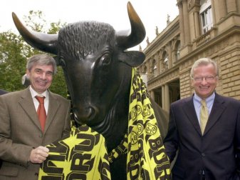 Gerd Niebaum (r), damaliger BVB-Präsident, und der damalige BVB-Manager Michael Meier stehen am 31.10.2000 vor der Frankfurter Börse mit einem übergroßen Fanschal am Bronzebullen. Foto: Arne Dedert/dpa/Archivbild Gerd Niebaum (r), damaliger BVB-Präsident, und der damalige BVB-Manager Michael Meier stehen am 31.10.2000 vor der Frankfurter Börse mit einem übergroßen Fanschal am Bronzebullen. Foto: Arne Dedert/dpa/Archivbild