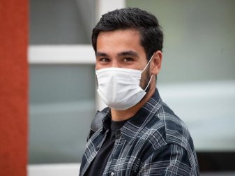 Ilkay Gündogan trägt einen Mund-Nasen-Schutz. Foto: Christoph Schmidt/dpa Ilkay Gündogan trägt einen Mund-Nasen-Schutz. Foto: Christoph Schmidt/dpa