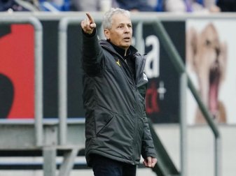 Dortmunds Trainer Lucien Favre gestikuliert an der Seitenlinie. Foto: Uwe Anspach/dpa Dortmunds Trainer Lucien Favre gestikuliert an der Seitenlinie. Foto: Uwe Anspach/dpa