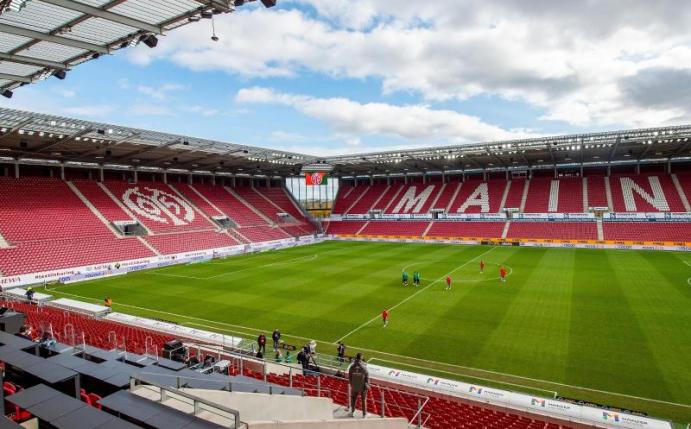 Dem FSV Mainz 05 fehlen in der aktuellen Saison etwa 16 Millionen Euro durch leere Ränge im eigenen Stadion. Foto: Torsten Silz/dpa