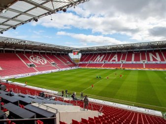 Dem FSV Mainz 05 fehlen in der aktuellen Saison etwa 16 Millionen Euro durch leere Ränge im eigenen Stadion. Foto: Torsten Silz/dpa Dem FSV Mainz 05 fehlen in der aktuellen Saison etwa 16 Millionen Euro durch leere Ränge im eigenen Stadion. Foto: Torsten Silz/dpa