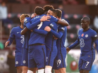 Chelseas Hakim Ziyech (M) feiert mit seinen Mannschaftskameraden sein Tor zur 1:0-Führung. Foto: Oli Scarff/PA Wire/dpa Chelseas Hakim Ziyech (M) feiert mit seinen Mannschaftskameraden sein Tor zur 1:0-Führung. Foto: Oli Scarff/PA Wire/dpa