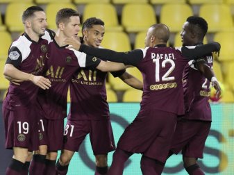 Ander Herrera (2.v.l) wird von seinen PSG-Teamkollegen beglückwünscht, nachdem er das erste Tor seiner Mannschaft erzielt hat. Foto: David Vincent/AP/dpa