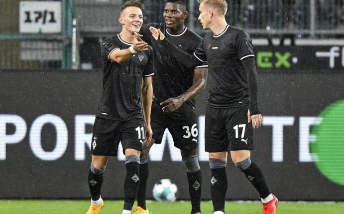 Mönchengladbachs Hannes Wolf (l-r) bejubelt sein Tor zum 1:0 mit Breel Embolo und Oscar Wendt. Foto: Martin Meissner/Pool AP/dpa
