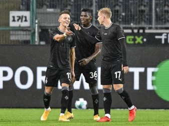 Mönchengladbachs Hannes Wolf (l-r) bejubelt sein Tor zum 1:0 mit Breel Embolo und Oscar Wendt. Foto: Martin Meissner/Pool AP/dpa Mönchengladbachs Hannes Wolf (l-r) bejubelt sein Tor zum 1:0 mit Breel Embolo und Oscar Wendt. Foto: Martin Meissner/Pool AP/dpa